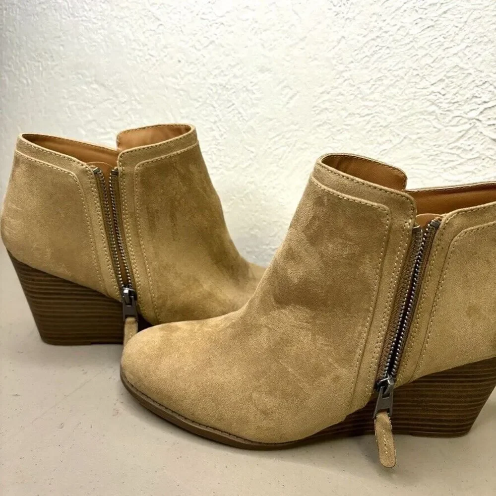 Time and Tru Tan Faux Suede Zip EUC High Wedge Ankle Bootie Size 10 M‎